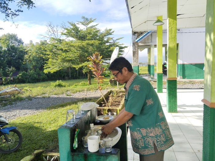 Keteladanan Guru MAN 3 Kerinci dalam Menjaga Kebersihan