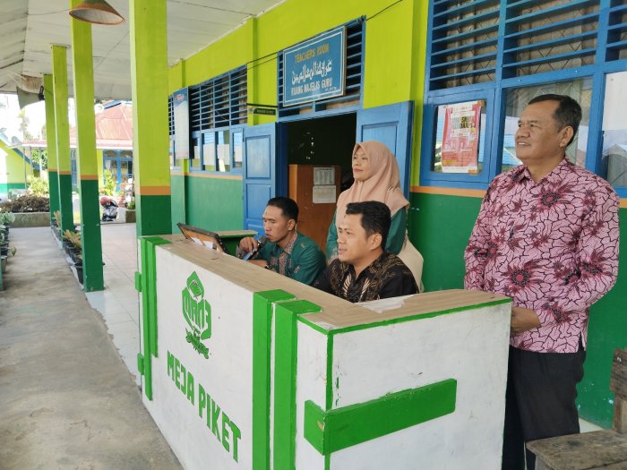 Guru Piket MAN 3 Kerinci Perketat Pengawasan Disiplin dan Kehadiran Siswa