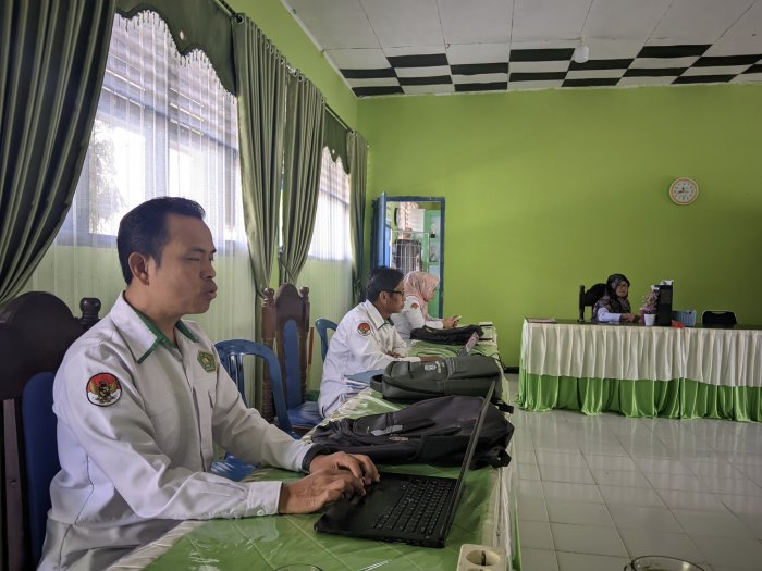 Operator MAN 3 Kerinci Input Data Siswa Baru di Emis Operator MAN 3 Kerinci Input Data Siswa Baru di Emis