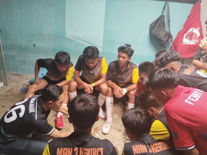 Lewat Racikan Strategi Matang Pelatih Bapak Alpian dan Bapak Wanda, Tim Futsal MAN 3 Kerinci Lolos ke Babak Final Lewat Racikan Strategi Matang Pelatih Bapak Alpian dan Bapak Wanda, Tim Futsal MAN 3 Kerinci Lolos ke Babak Final