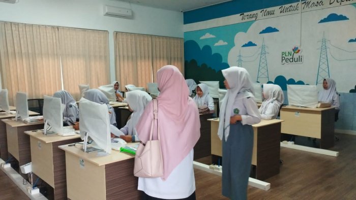 Ibu Ika Patriati, S.Pd. Terus Latih Calon Peserta OMI 2026 di Laboratorium Komputer MAN 3 Kerinci