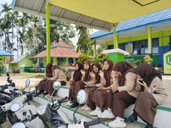 Siswa MAN 3 Kerinci Santai Menanti Pembagian Kartu Ujian