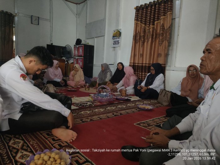 Keluarga Besar MAN 3 Kerinci Gelar Takziah di Kediaman Guru