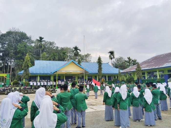 Siswa Kelas XII B MAN 3 Kerinci Sukses Pimpin Upacara