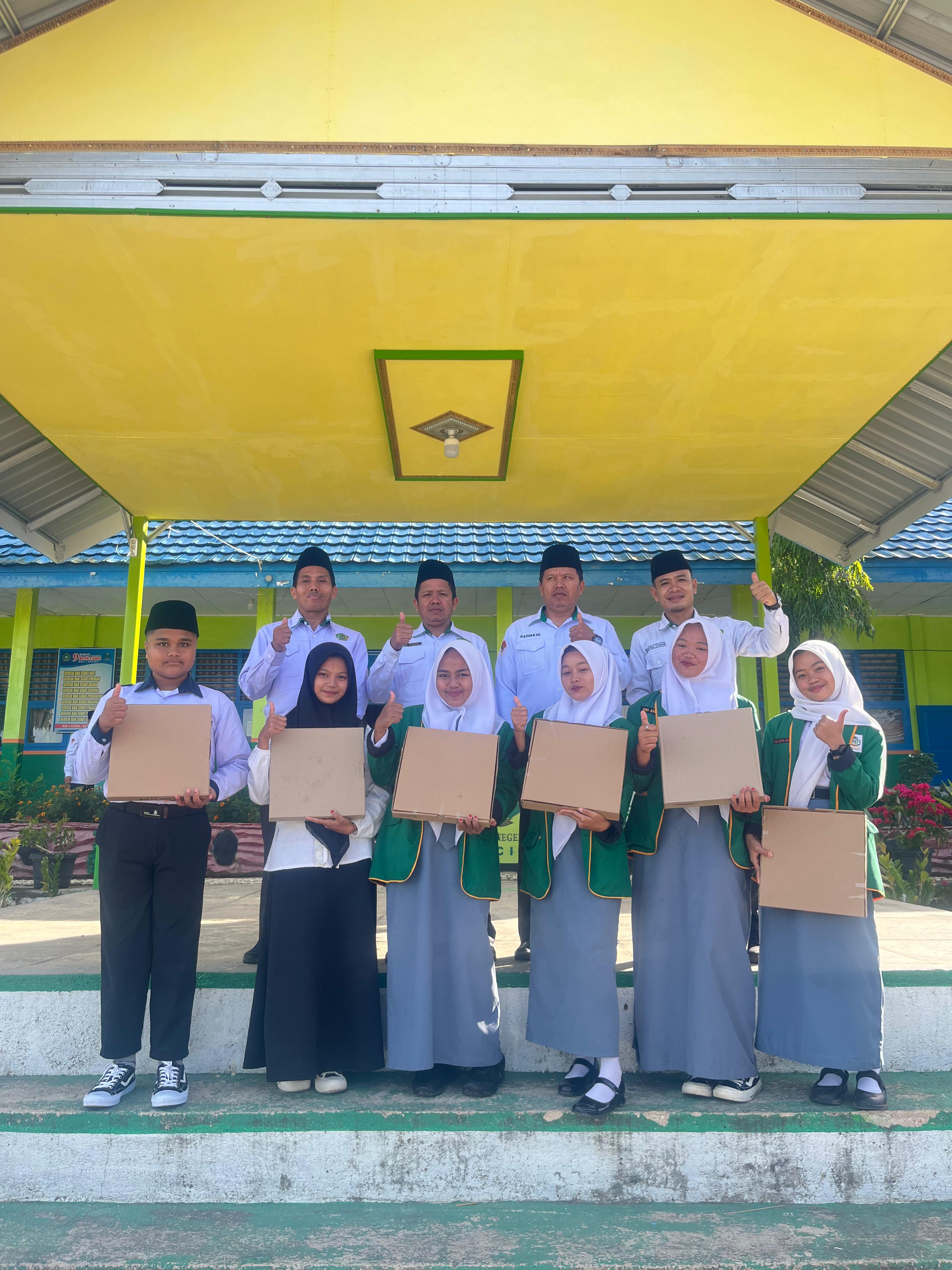 Penyerahan Hadiah Siswa Baru Terbaik dan Panitia MATSAMA Terfavorit MAN 3 Kerinci Tahun 2025