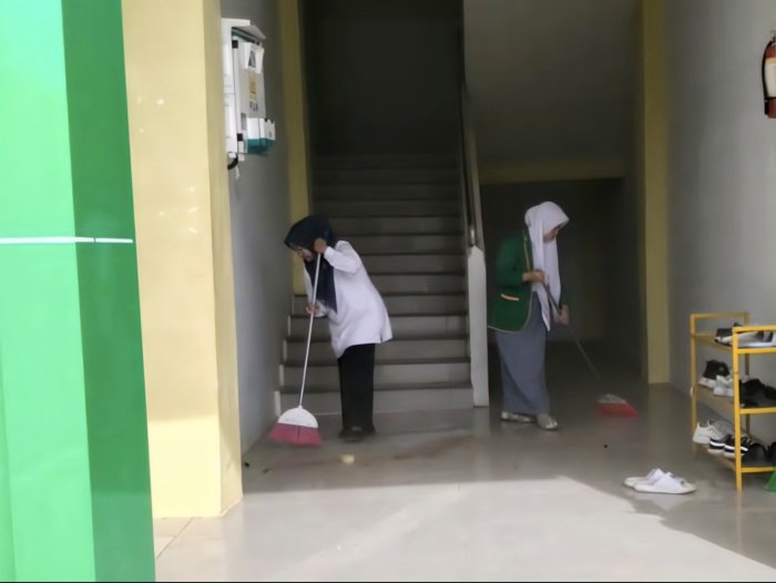 Putri Pimpin Gotong Royong Bersihkan Gedung SBSN MAN 3 Kerinci