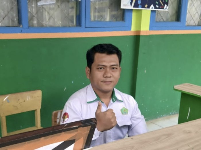 Guru Piket MAN 3 Kerinci Jaga Kedisiplinan Siswa