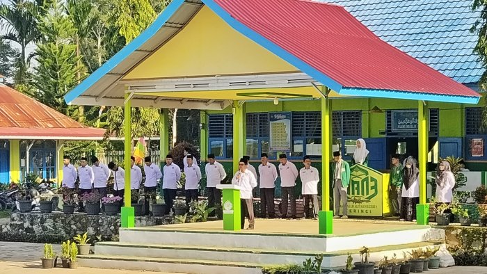 MAN 3 Kerinci Gelar Upacara Bendera, Waka Kesiswaan Tekankan Pentingnya Disiplin dan Adab