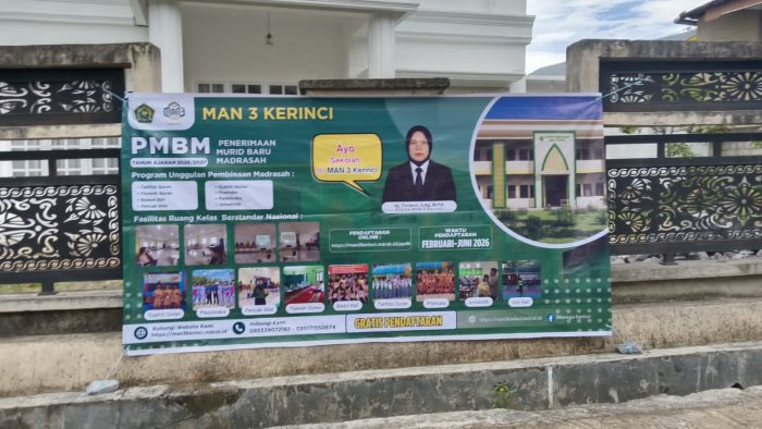 Spanduk PMBM MAN 3 Kerinci Terpasang di Rumah Guru