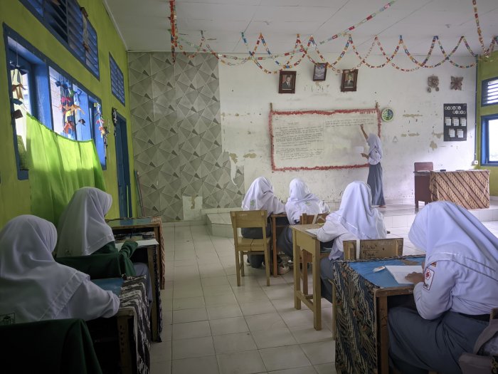 Siswa MAN 3 Kerinci Tetap Semangat Belajar Saat Hujan