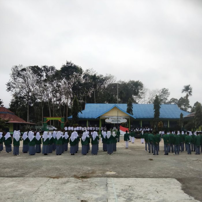Waka Kurikulum MAN 3 Kerinci Pimpin Upacara Bendera Waka Kurikulum MAN 3 Kerinci Pimpin Upacara Bendera