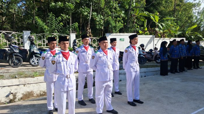Siswa MAN 3 Kerinci Jadi Pengibar Bendera Hari Pancasila