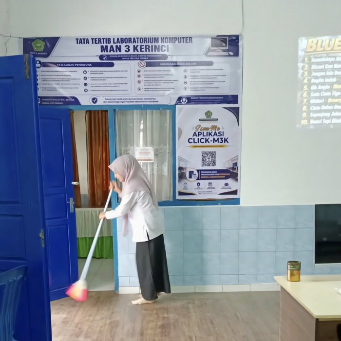 Jaga Kebersihan dan Kenyamanan Sarana Digital, Ibu Deli Pegawai TU MAN 3 Kerinci Rajin Rawat Laboratorium Komputer