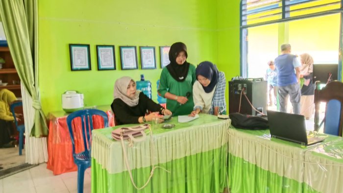 Pelatih Vokal MAN 3 Kerinci Siapkan Siswa untuk Lomba Kompas Pelatih Vokal MAN 3 Kerinci Siapkan Siswa untuk Lomba Kompas