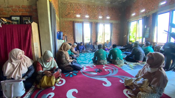 Keluarga Besar MAN 3 Kerinci Kunjungi Pegawai yang Sakit