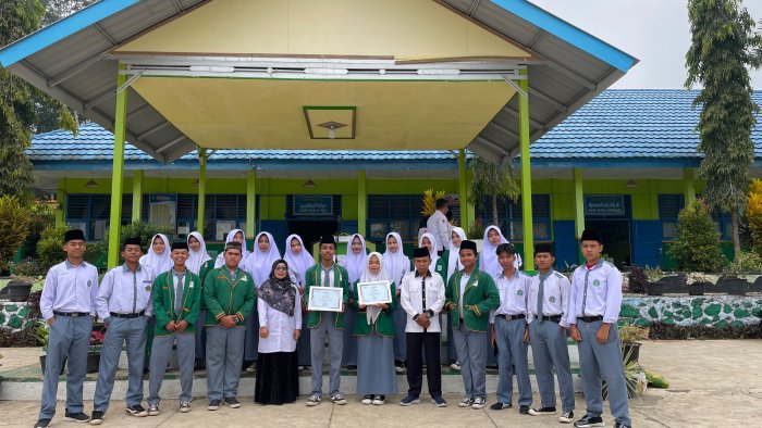 MAN 3 Kerinci Serahkan Piagam Penghargaan Juara Barisan Indah Kemenag Kerinci MAN 3 Kerinci Serahkan Piagam Penghargaan Juara Barisan Indah Kemenag Kerinci