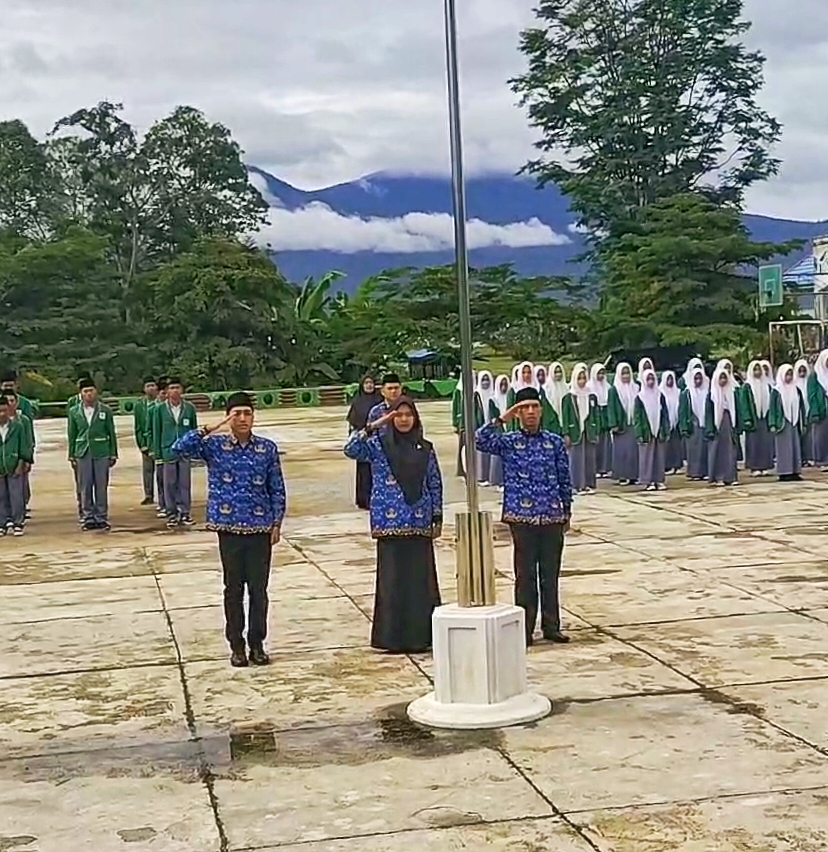 UPACARA HARI GURU NASIONAL KE-79 di MAN 3 Kerinci