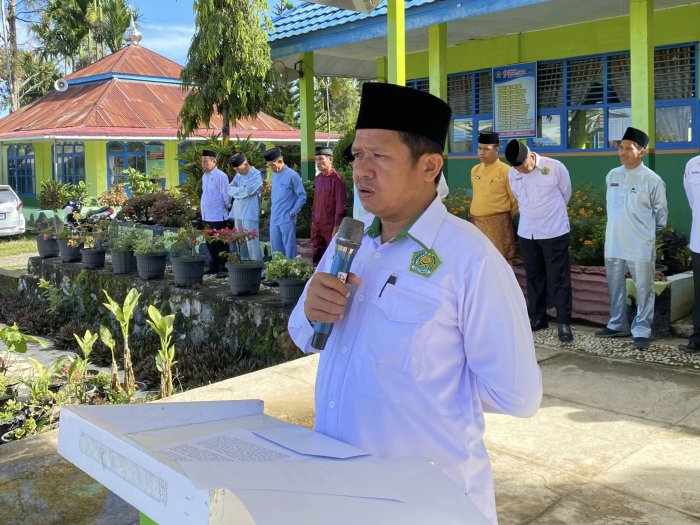 Waka Kesiswaan Bapak Askar, S.Pd Pimpin Upacara dan Bacakan Naskah Pidato Menteri