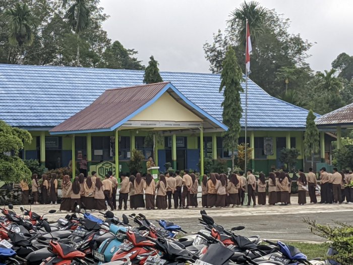 Pembina Pramuka MAN 3 Kerinci Sampaikan Arahan di Apel Pagi
