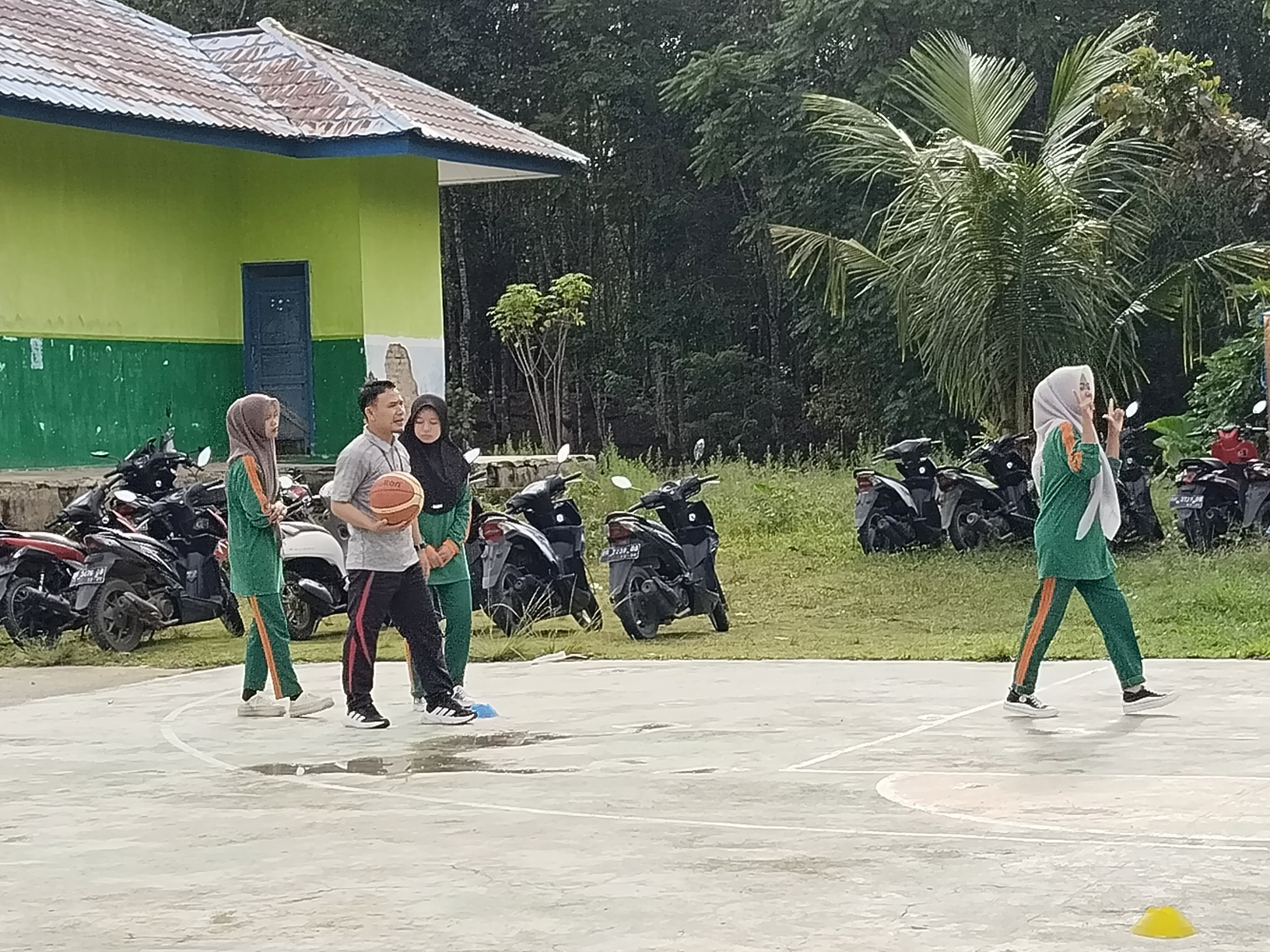 Priyoga, Guru PJOK MAN 3 Kerinci, Mengajak Siswa Belajar Basket Kerinci